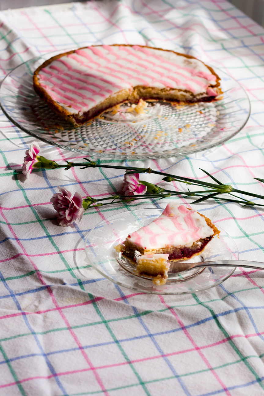 bakewell tart with flowers