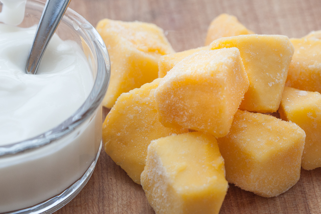 frozen vanilla mango yogurt with lime