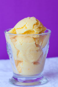 frozen vanilla mango yogurt with lime